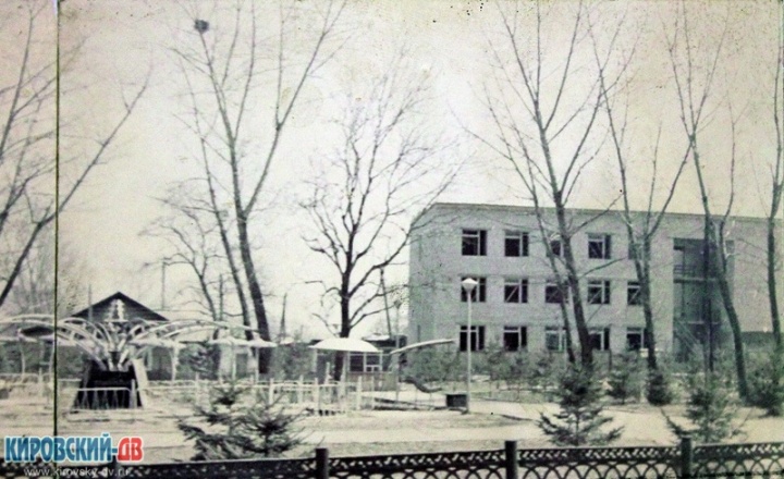 Аттракционы в сквере Победы пгт. Кировский Кировского района Аттракционы в сквере Победы пгт. Кировский Кировского района