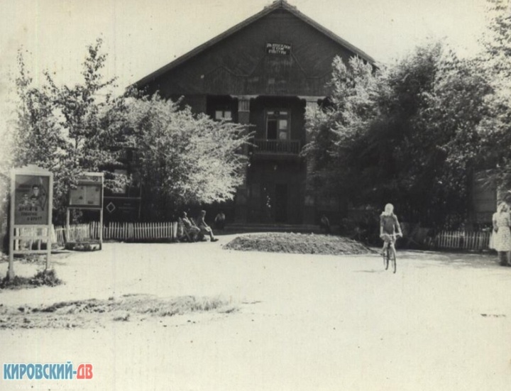 Старый РДК в период его постройки - еще нет статуи Ленина Старый РДК в период его постройки - еще нет статуи Ленина